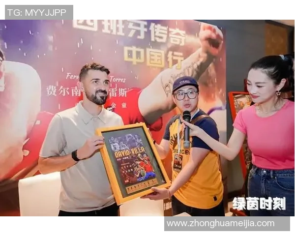 足球明星与记者亲密互动瞬间曝光引发热议与关注